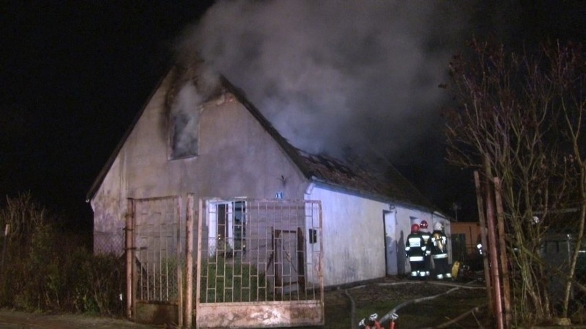 Pożar domu jednorodzinnego w miejscowości Czarne. Jedna osoba została ranna