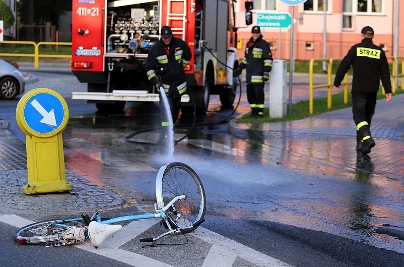 Chojnice były zakorkowane, bo po kolizji wylał się osad [zdjęcia]