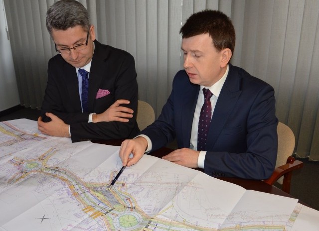 Prezydent Ostrowca Jarosław Górczyński (z prawej) i dyrektor Świętokrzyskiego Zarządu Dróg Wojewódzkich Damian Urbanowski prezentują plan modernizacji drogi wojewódzkiej w centrum Ostrowca.