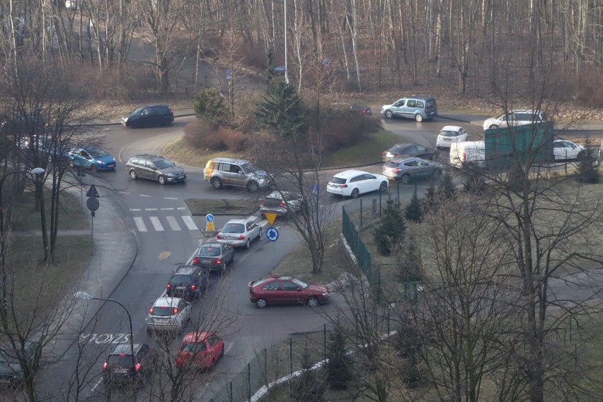 Ogromny korek na osiedlu Tysiąclecia w Katowicach z powodu...