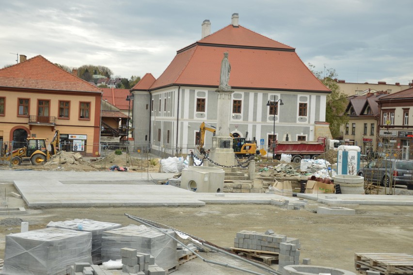 Bochnia. Rynek w Bochni jak pobojowisko, ale widać już fragmenty nowej nawierzchni [ZDJĘCIA]