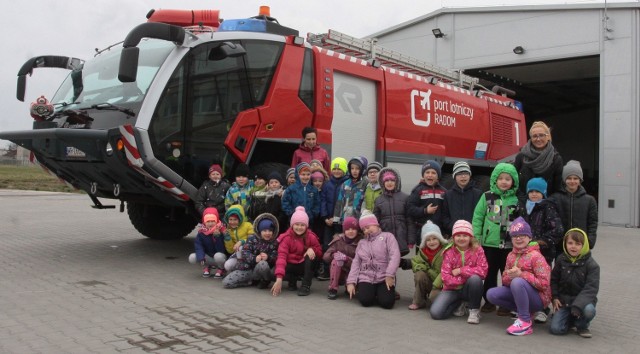 Klasa pierwsza z Natolina koło Radomia w nagrodę pojechała na wycieczkę na lotnisko.