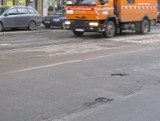 Drogowcy łatają dziury na wrocławskich ulicach. Tu można ich spotkać w czwartek 20 maja [LISTA ULIC]