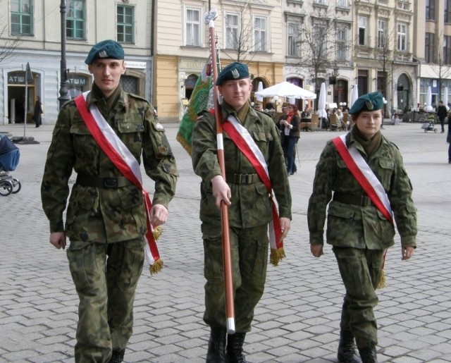 Święto rozpoczęło spotkanie w restauracji Europejska na krakowskim Rynku Głównym. Tak prezentował się na Rynku poczet sztandarowy ostrowieckiej Jednostki Strzeleckiej.