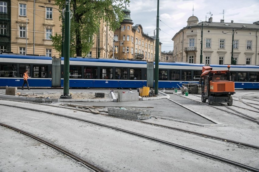 Kraków. Zmiany w ruchu na ul. Dietla. Tramwaje na Stradomską wrócą w czerwcu. W mieście są też inne remonty powodujące utrudnienia