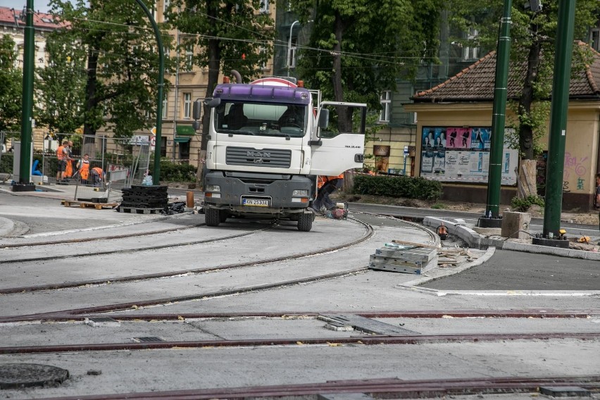 Kraków. Zmiany w ruchu na ul. Dietla. Tramwaje na Stradomską wrócą w czerwcu. W mieście są też inne remonty powodujące utrudnienia