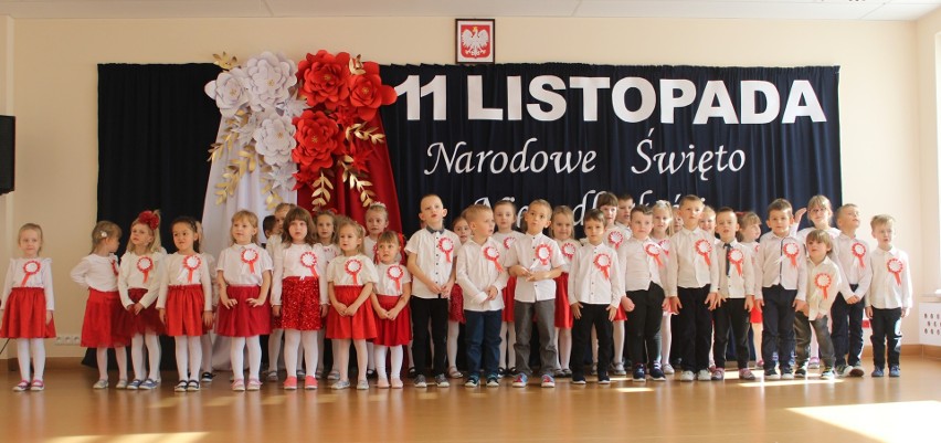 Akademia z okazji Święta Niepodległości w przedszkolu w Małogoszczu. Przedszkolaki dały piękny występ. Zobacz zdjęcia