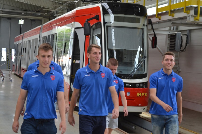 Piłkarze Rakowa promowali klub w tramwaju MPK [ZDJĘCIA]