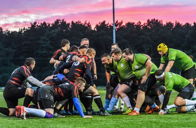 W sobotni wieczór Alfa Bydgoszcz podejmowała na stadionie przy ul. Sielskiej zespół Legii Warszawa w kolejnym meczu I ligi rugby. Emocji nie brakowało, ale na koniec to stołeczni cieszyli się z wygranej 33:12.ZOBACZ ZDJĘCIA Z MECZU >>>