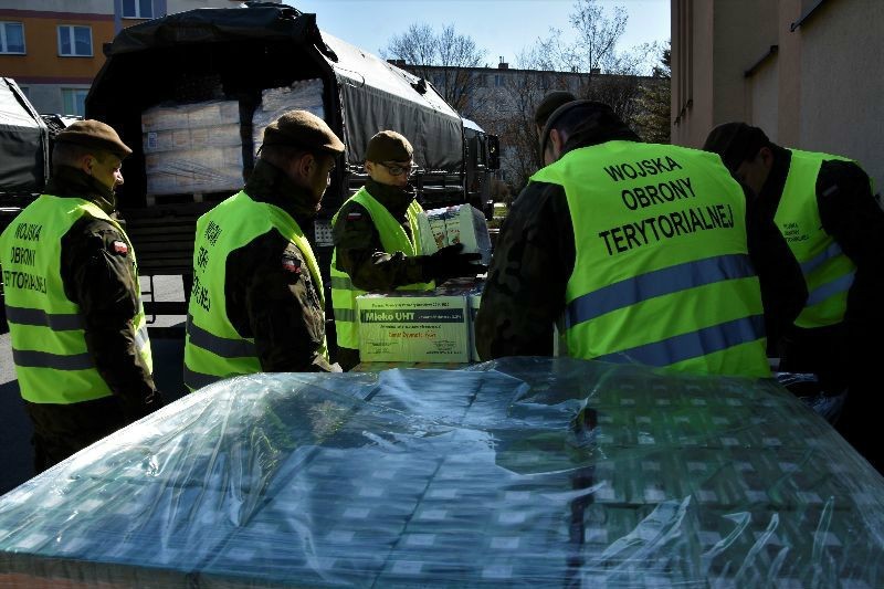 Koronawirus. Terytorialsi pomogli dostarczyć żywność dla najuboższych z gminy Włoszczowa