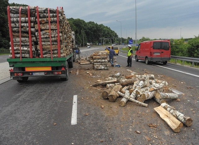 Źle zabezpieczone drewno wysypało się z ciągnika marki volvo na jeden z pasów ruchu w kierunku Żurawicy. 35-letni kierowca z Lubaczowa został ukarany przez policjantów mandatem karnym w wysokości 300 zł.