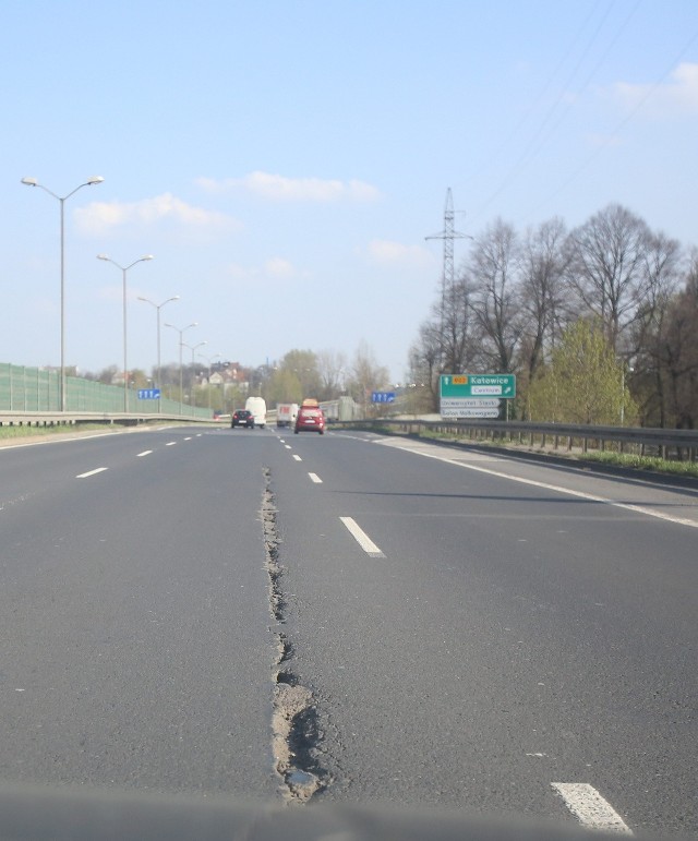 Najdłuższe pęknięcie jest na wysokości ulicy Żołnierskiej, na pasie w kierunku Chorzowa. Ma kilka metrów długości