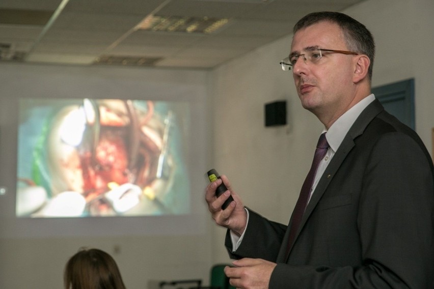 Dr hab. n. med. Tomasz Mroczek, który zoperował serce Filipa