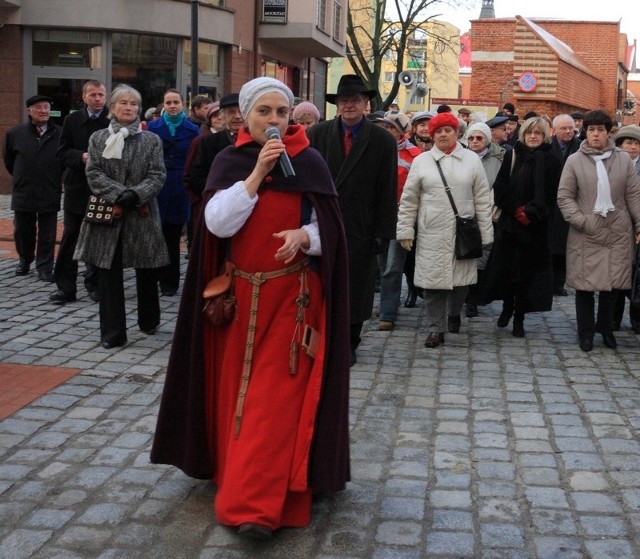 We wspólnym spacerze wzdłuż odnowionych średniowiecznych murów wzięło udział ponad mieszkańców miasta.