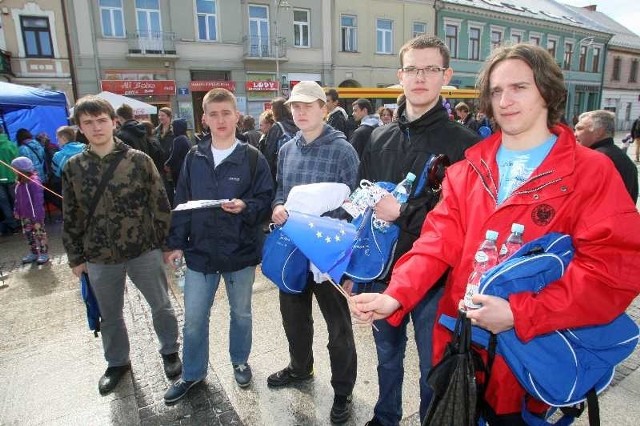 Od lewej: Szymon Kowalski, Sławomir Jasiński, Piotr Klima, Dominik Strojek i Artur Szulc na kilka minut przed startem w "Tour de Kielce &#8211; śladami funduszy europejskich&#8221;.