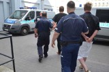 Pijani Norwegowie zniszczyli taksówki w Gdańsku. Zostali zatrzymani i usłyszeli zarzuty. Zapłacili właścicielom aut za wyrządzone szkody