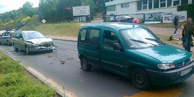 W zderzeniu brały udział trzy pojazdy.