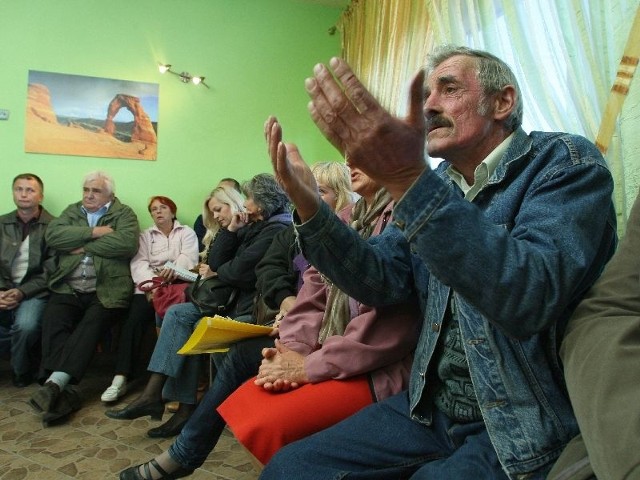 - Kiedy wychodzimy rano z domu, to wszędzie jest biało. Zraszacze w nocy nie pracują - mówili mieszkańcy. 