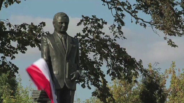 Pomnik Lecha Kaczyńskiego w Siedlcach został odsłonięty we wrześniu 2014 roku. - To dla mnie moment szczeg&oacute;lny. Moment, kt&oacute;ry pokazuje, że pr&oacute;ba zniszczenia pamięci o moim bracie nie uda się - powiedział Jarosław Kaczyński podczas uroczystości.Autorem rzeźby jest Jerzy Nowicki. Wykonany z brązu pomnik wraz z postumentem mierzy sześć metr&oacute;w.&lt;a href=&quot;https://polskatimes.pl/warszawa-pomnik-prezydenta-lecha-kaczynskiego-juz-stoi-na-placu-pilsudskiego-zdjecia/ga/13647301/zd/32075365&quot;&gt;Tak wygląda pomnik Lecha Kaczyńskiego w Warszawie. Zobaczcie ZDJĘCIA&lt;/a&gt;