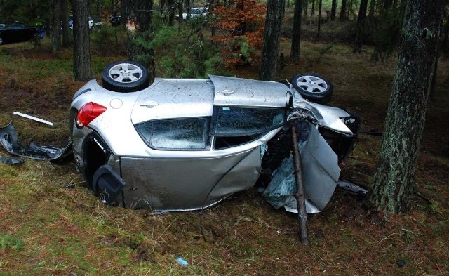 Kierowca nie dostosował prędkości do warunków panujących na drodze. Zjechał na pobocze uderzył w drzewo i dachował.