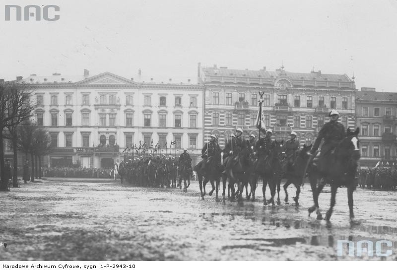 Defilada kawalerii na placu Saskim w Warszawie