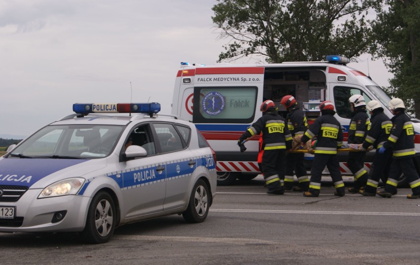 Pięć osób odniosło obrażenie w zderzeniu volkswagena i...