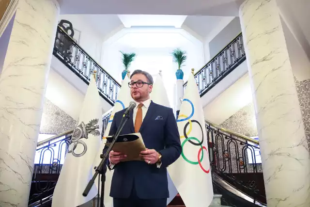 Książę Jan Eugeniusz Lubomirski-Lanckoroński udostępnił część rodzinnej posiadłości  w Lubniewicach turystom. Swoim życiem dzieli się także w social mediach. Zobaczcie w galerii jak mieszka i żyje