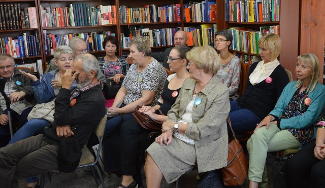 Uczestnicy spotkania konsultacyjnego w bibliotece