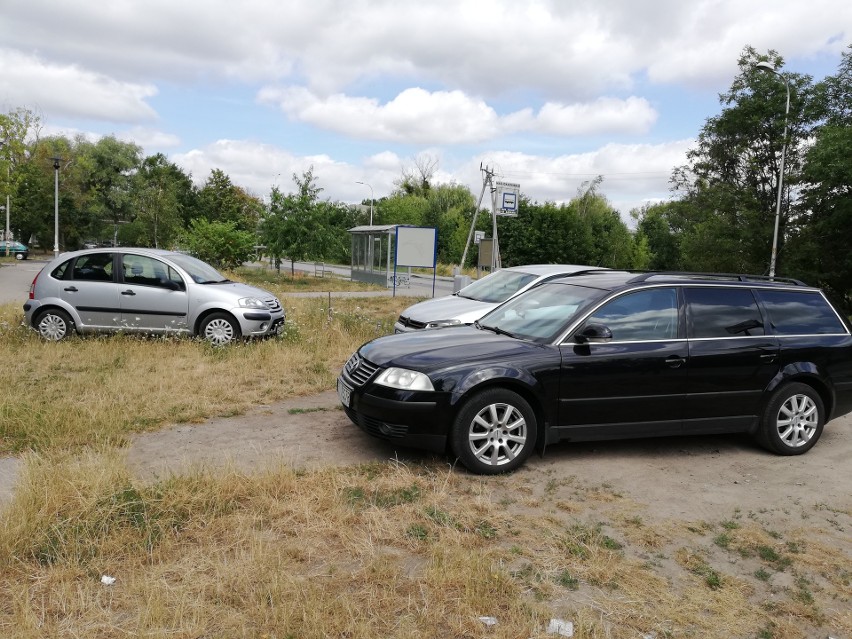 Oto jak parkują kierowcy w okolicach wrocławskiego stadionu