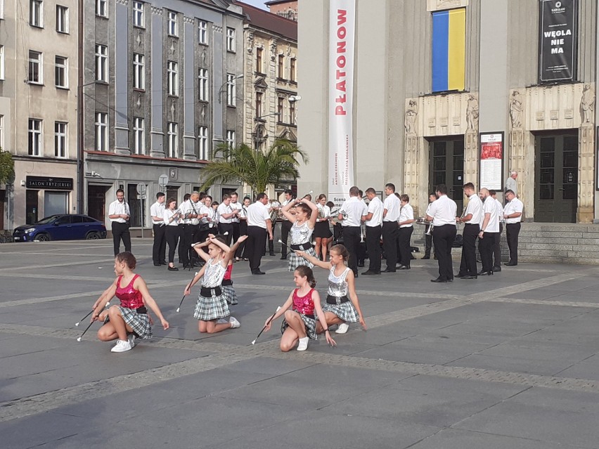 Występ Orkiestry Dętej Katowice i towarzyszących muzykom...