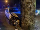 Groźny nocny wypadek w Krakowie. Skosił słup, wbił się w drzewo