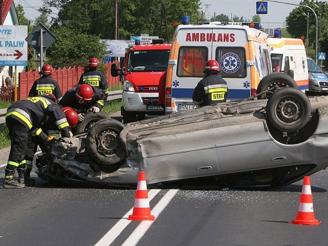 Wypadek w JezowemDwa osobowe samochody zderzyly sie na skrzyzowaniu w Jezowem. Nastepnie mazda 323 uderzyla w barierke ochronną i spadla na dach. Auto do góry kolami sunelo po drodze jeszcze kilkanaście metrów.