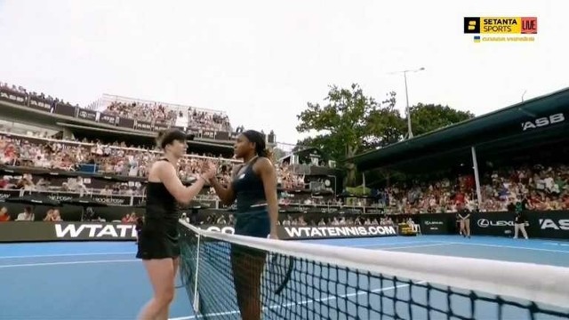 Elina Switolina gratuluje Cori Gauff zwycięstwa w finale WTA 250 w Auckland