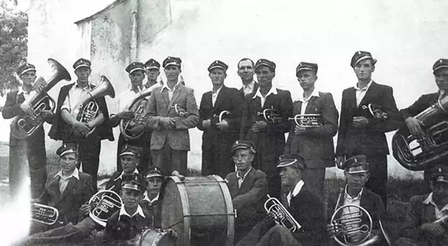 "Kasztelania" w Kijach bardzo prosi o kontakt wszystkie osoby, które wiedzą kto jest na tym zdjęciu. Przedstawia ono Orkiestrę Dętą z Kij w 1948 roku .