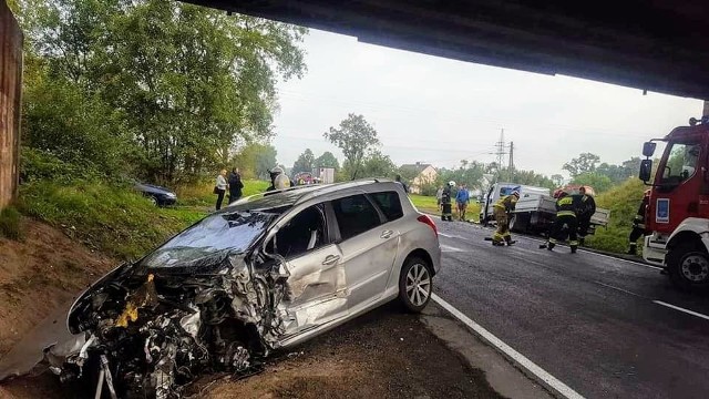 Aż trzy samochody wzięły udział w wypadku, do którego doszło na Drodze Krajowej nr 74 w miejscowości Solec między Paradyżem a Żarnowem. Jadący DK 74 osobowy peugeot 308 wyprzedzał jadącą przed nim ciężarową scanię. Kierowca najprawdopodobniej źle ocenił wymiary ciężarówki i zahaczył o nią. To sprawiło, że stracił panowanie nad autem i uderzył w jadącego z naprzeciwka dostawczego iveco.Zdjęcia na kolejnych slajdach 