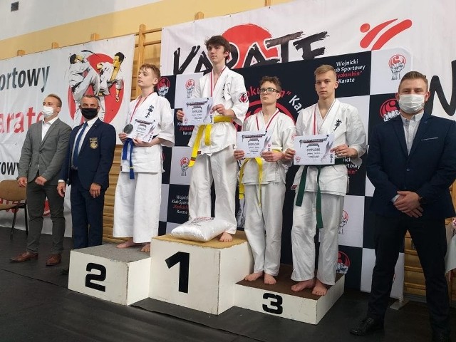 13 medali i pierwsze miejsce drużynowo wywalczyli zawodnicy Kieleckiego Klubu Sportowego Karate na turnieju w Wojniczu koło Tarnowa.