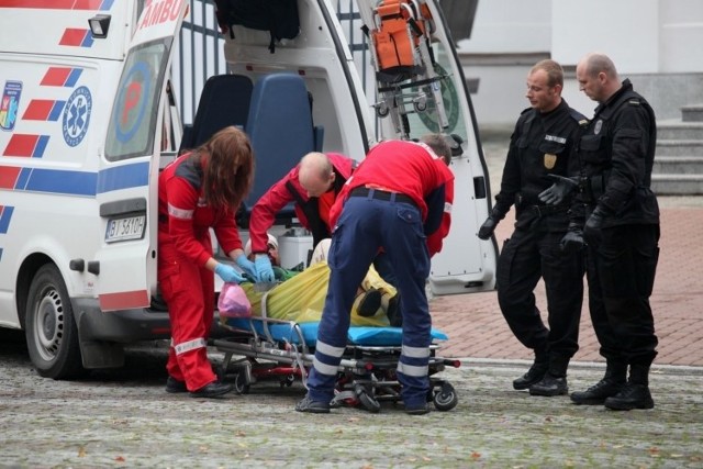 Pogotowie zabrało zakrwawionego mężczyznę na badania.