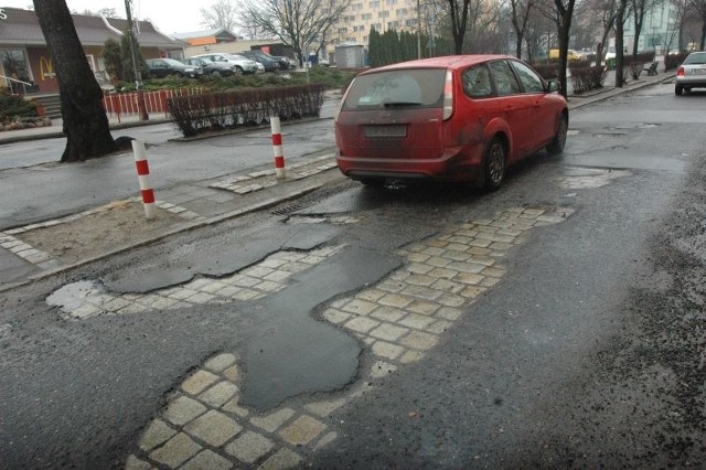 Kiepsko się jeździ po alei Wolności, zwłaszcza na odcinku, na którym został położony asfalt, czyli na wysokości McDonaldsa. Tu jednak, mimo kilkudniowej odwilży, ekipy remontowe jeszcze się nie pokazały.