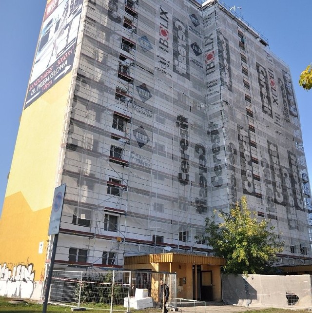 Ocieplanie ściany północnej budynku przy ulicy Sikorskiego 7 w Tarnobrzegu.