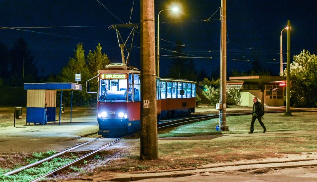 Dobra informacja dla mieszkańców Kapuścisk. Drogowcy zaplanowali tam remont torowiska. Dzięki temu komfort jazdy ma się zdecydowanie poprawić.- Prace planujemy przeprowadzić w ramach bieżącego utrzymania - mówi Krzysztof Kosiedowski, rzecznik prasowy Zarządu Dróg Miejskich i Komunikacji Publicznej. Do remontu wytypowany został odcinek od ulicy Kamila Baczyńskiego do Chemicznej. To 600-metrowa trasa. Wraz z remontem torów przebudowane zostanie skrzyżowanie alei Wojska Polskiego i Chemicznej. Wśród pomysłów pojawia się utworzenie tam niewielkiego ronda. Poza tym zmodernizowana zostanie też pętla tramwajowa. - A dokładniej 30-metrowy łuk przy wyjeździe z pętli - precyzuje Kosiedowski. Kilka dni temu drogowcy ogłosili przetarg na wykonanie dokumentacji. To jednak dopiero początek drogi, zanim wbite zostaną pierwsze łopaty. Po tym, jak wybrana zostanie firma opracowana będzie koncepcja programowo-przestrzenna. Następnie projekt zostanie poddany konsultacjom społecznym, by mieszkańcy mogli wyrazić swoje opinie na temat remontu. Następnie drogowcy będą musieli wystąpić o pozwolenie, dotyczące środowiskowych uwarunkowań przedsięwzięcia. Dopiero wówczas będzie można ogłosić przetarg na wykonanie robót budowlanych.Pełną dokumentacją ZDMiKP chce dysponować w przyszłym roku. Z kolei robotnicy powinni pojawić się na miejscu w 2018 roku. Inwestycja zostanie przeprowadzona w trybie „Zaprojektuj i wybuduj”. Fundusze na ten cel miasto chce pozyskać z Zintegrowanych Inwestycji Terytorialnych.Remont wspomnianego odcinka to nie jedyne roboty jakich w najbliższym czasie powinni spodziewać się tamtejsi mieszkańcy. Na przyszły rok planowana jest modernizacja węzła przy ul. Szarych Szeregów oraz pętli przy ul. Magnu-szewskiej.- Obecnie jesteśmy na etapie projektu. Roboty planujemy rozpocząć wiosną - deklaruje rzecznik drogowców.Gruntowną przebudowę przejdzie skrzyżowanie Wojska Polskiego - Bełzy - Szpitalna  - Szarych Szeregów. Dzięki tej inwestycji tramwaje, które znajdują się na al. Wojska Polskiego (od strony centrum) będą mogły np. skręcić w stronę pętli na Glinkach. W ramach zadania wybudowane zostaną też nowe ścieżki rowerowe, oświetlenie i kanalizacja deszczowa. Przystanki oraz chodniki zostaną dostosowane do potrzeb osób niepełnosprawnych. Sygnalizacje świetlne na jednym z  najważniejszych punktów na  Kapuściskach zostaną też włączone do Inteligentnych Systemów Transportowych.Dominika Kulczyk: Jeśli świat nie potrafi wyegzekwować praw dla kobiet, musimy zrobić to same.Agencja Informacyjna Polska Press