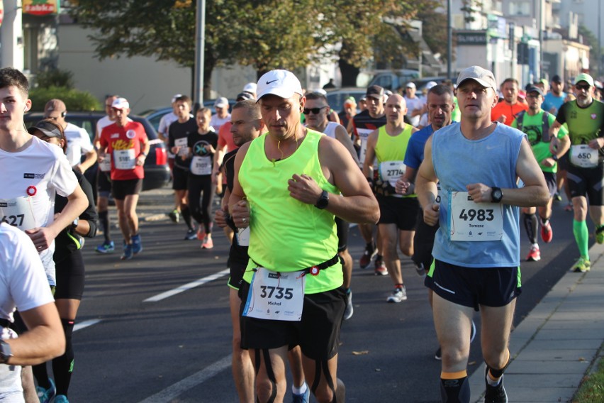 Zdjęcia z maratonu w Poznaniu 2018 - biegacze na pierwszym...