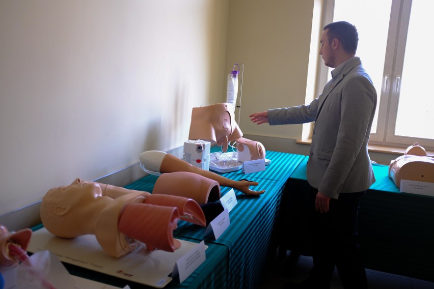 W Krośnie przyszłe pielęgniarki i pielęgniarze zawodu uczą się na symulatorach [ZDJĘCIA]