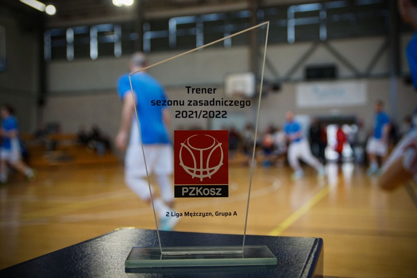 Trener Enei Basket Poznań odbiera nagrodę dla najlepszego...
