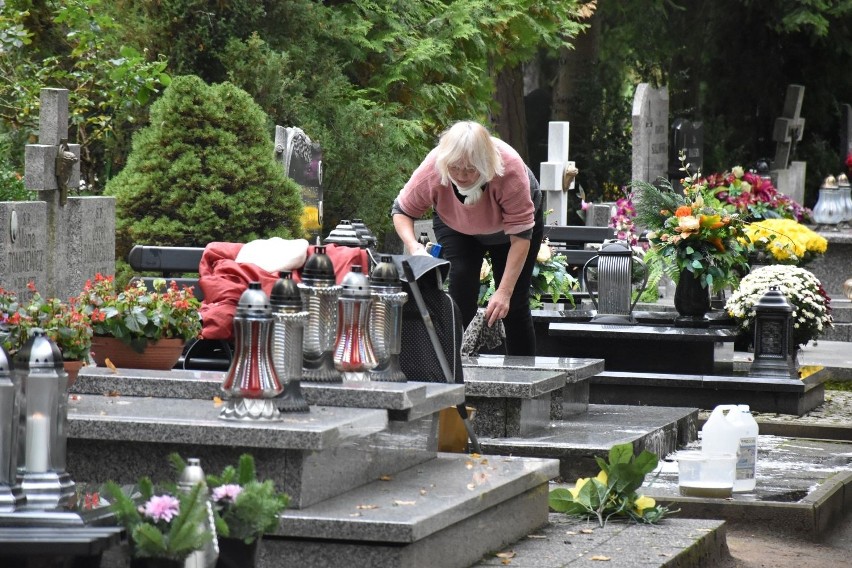 Przedświąteczne sprzątanie na Cmentarzu Komunalnym w Koszalinie