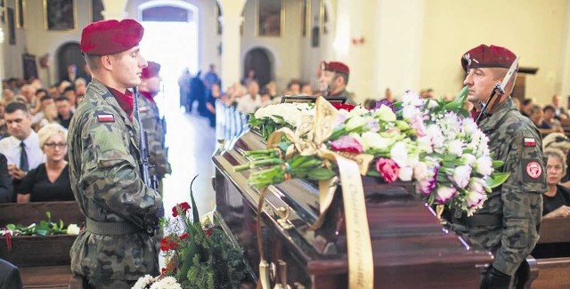 Podczas nabożeństwa żałobnego przy trumnie Leona Świguta wartę honorową pełnili żołnierze