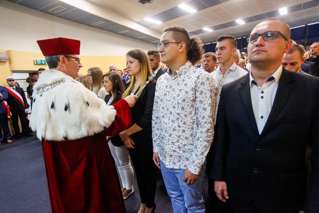 Inauguracja roku akademickiego 2017/2018 już za nami. Około 800 studentów rozpoczęło edukację w Bydgoskiej Szkole Wyższej. >> Najświeższe informacje z regionu, zdjęcia, wideo tylko na www.pomorska.pl 