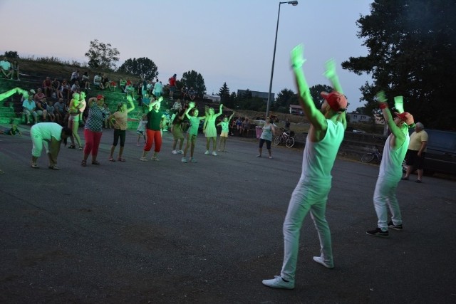 Szalona, żono moja, ruda, przez twe oczy zielone  - to tylko niektóre utwory znanych gwiazd disco polo, które można było usłyszeć w sobotę w dwugodzinnym secie coverowym. Festiwal kolorów w Nowej Soli. WIDEO: