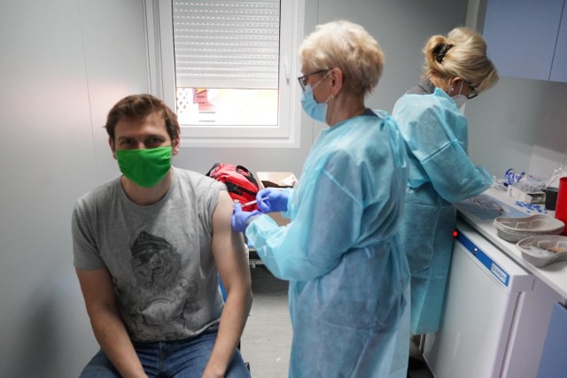 Już ponad 5,5 tys. wielkopolskich strażaków dostało pierwszą dawkę szczepionki