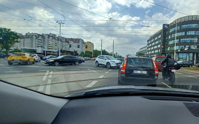 Chaos na dużym skrzyżowaniu we Wrocławiu. Przyczyną awaria sygnalizacji świetlnej