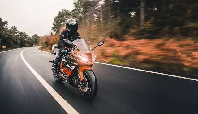 Jak wynika z raportu Instytutu Badań Rynku Motoryzacyjnego SAMAR, w lutym 2024 r. zarejestrowano w Polsce 3 191 nowych motocykli i motorowerów. To wynik o 79,67 proc. większy niż w poprzednim miesiącu i o 57,58 proc. większy niż przed rokiem. Łącznie od początku roku wydziały komunikacji zarejestrowały w swoich bazach 4 967 jednośladów, o 38,32 proc. więcej niż rok wcześniej.